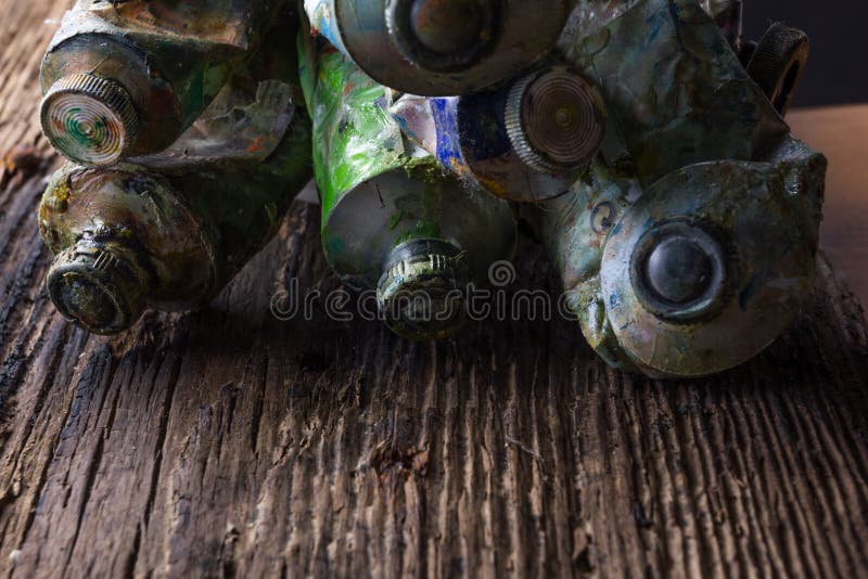 El vintage estilizó la foto del primer multicolor de los tubos de la pintura del aceite y imagenes de archivo El vintage estilizó la foto del primer multicolor de los tubos de la pintura del aceite y imagenes de archivo