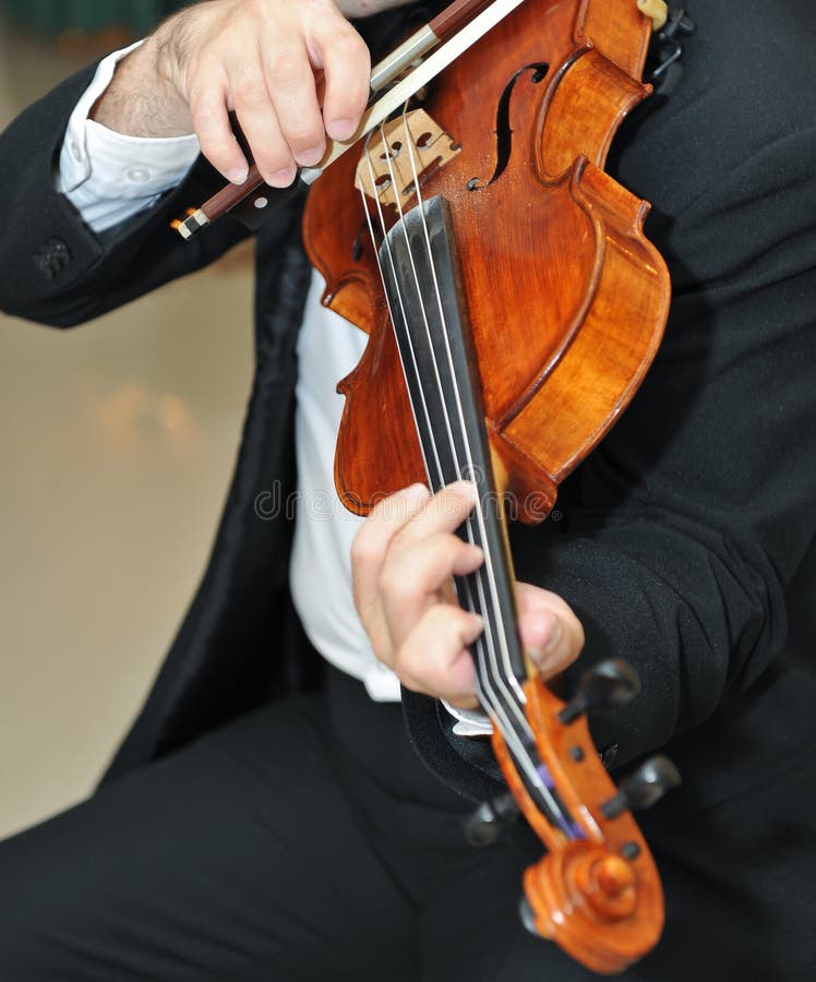 El violinista: Músico que toca el violín en la operación