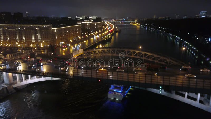 El volar sobre un puente de la ciudad de la noche