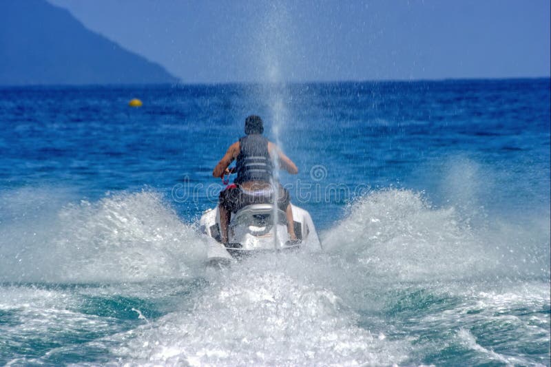 El Waterscooter Rápido Y Salpica Imagen de archivo Imagen de lago