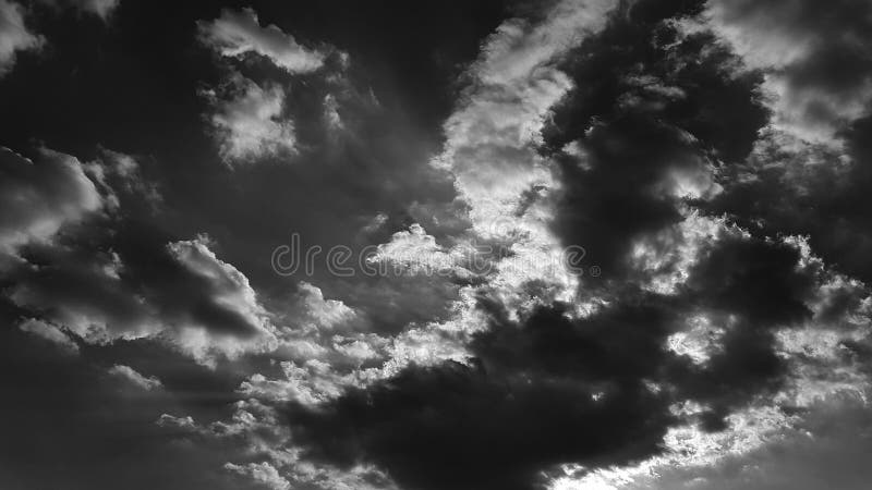 El whith dramático gris oscuro del cielo se nubla el fondo natural del cloudscape del verano ninguna plantilla en blanco vacía de fotografía de archivo El whith dramático gris oscuro del cielo se nubla el fondo natural del cloudscape del verano ninguna plantilla en blanco vacía de fotografía de archivo