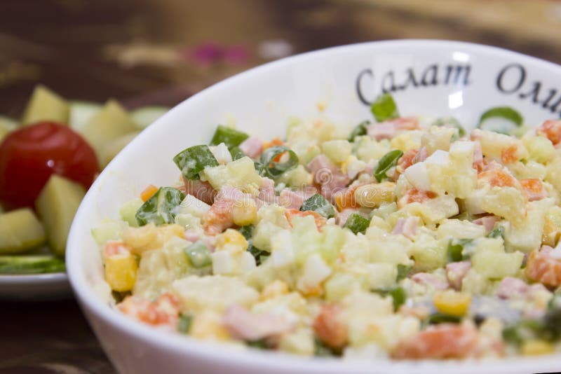 El wirh típico popular de la ensalada de Olivier del ruso de las épocas soviéticas hirvió verduras foto de archivo libre de regalías El wirh típico popular de la ensalada de Olivier del ruso de las épocas soviéticas hirvió verduras foto de archivo libre de regalías