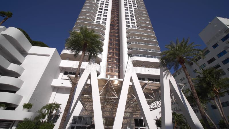 El ángulo bajo inclina Akoya Miami Beach un lujoso condominio residencial