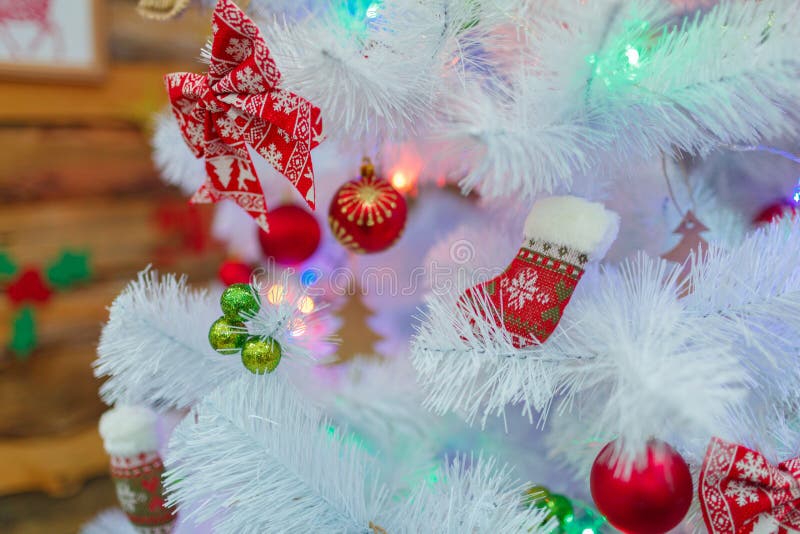 El árbol de navidad blanco se adorna con las guirnaldas y los juguetes de la Navidad Primer dentro foto de archivo libre de regalías El árbol de navidad blanco se adorna con las guirnaldas y los juguetes de la Navidad Primer dentro foto de archivo libre de regalías