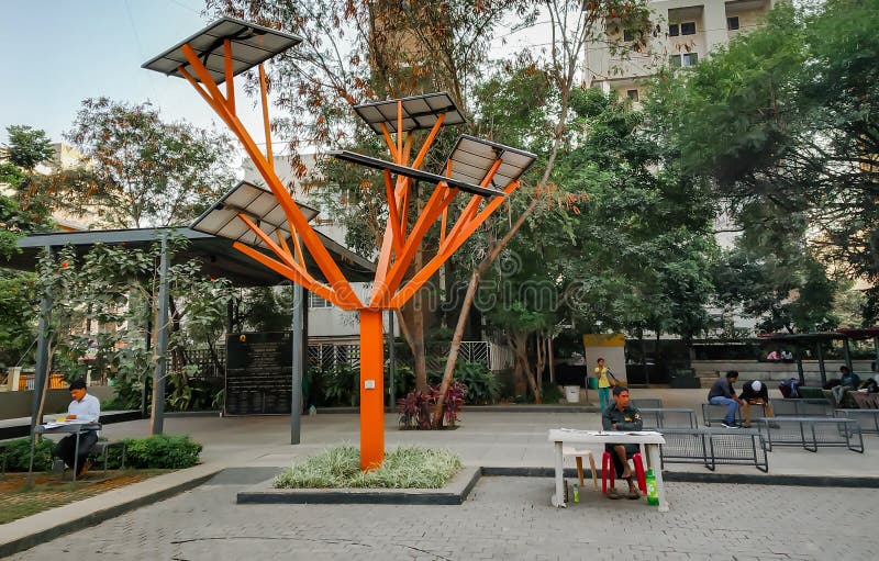 el árbol solar de la tecnología con los paneles solares arriba en Pune, maharashtra, la India tiró en octubre de 2018 fotografía de archivo libre de regalías el árbol solar de la tecnología con los paneles solares arriba en Pune, maharashtra, la India tiró en octubre de 2018 fotografía de archivo libre de regalías