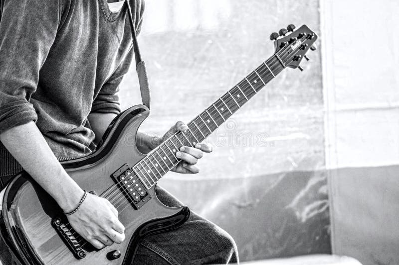 El éxtasis de un solo de la guitarra fotografía de archivo libre de regalías El éxtasis de un solo de la guitarra fotografía de archivo libre de regalías