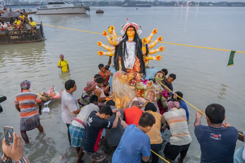 El ídolo de Durga de la diosa se está llevando al río el Ganges - bisorjon foto de archivo libre de regalías El ídolo de Durga de la diosa se está llevando al río el Ganges - bisorjon foto de archivo libre de regalías