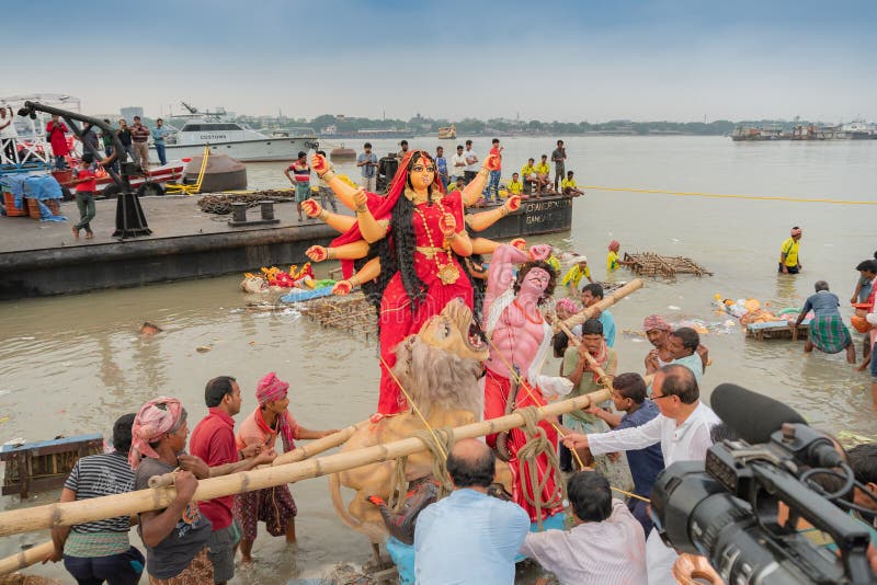 El ídolo de Durga de la diosa se está llevando al río el Ganges - bisorjon imagen de archivo El ídolo de Durga de la diosa se está llevando al río el Ganges - bisorjon imagen de archivo