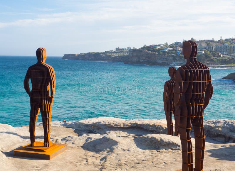 El ‘desplazamiento de los horizontes es un pino escultural de las ilustraciones en abril en la escultura por los acontecimientos fotos de archivo El ‘desplazamiento de los horizontes es un pino escultural de las ilustraciones en abril en la escultura por los acontecimientos fotos de archivo