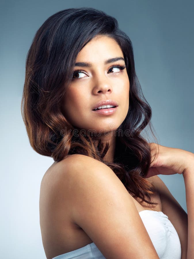 Ela Foi Dotada De Maravilha. Foto De Um Belo Jovem Posando Contra Um