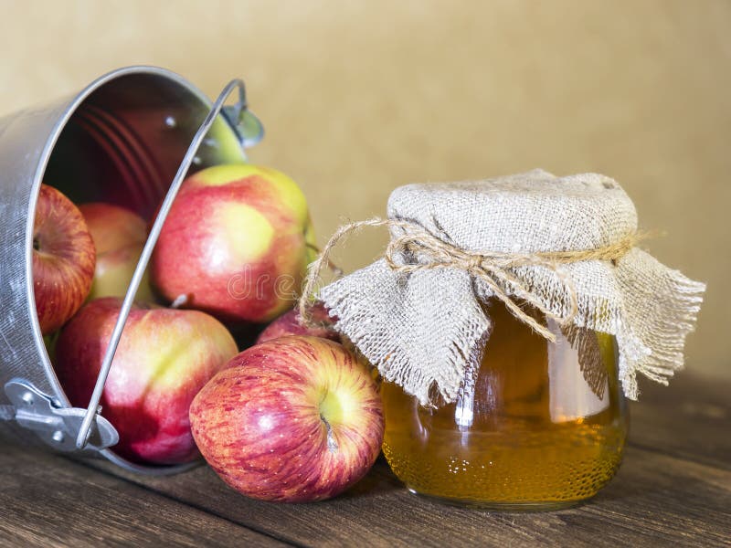 Elaborazione del raccolto agricolo delle mele rosse e verdi Inscatolamento domestico, alimento vegetariano di dieta sana Aceto di fotografia stock libera da diritti Elaborazione del raccolto agricolo delle mele rosse e verdi Inscatolamento domestico, alimento vegetariano di dieta sana Aceto di fotografia stock libera da diritti