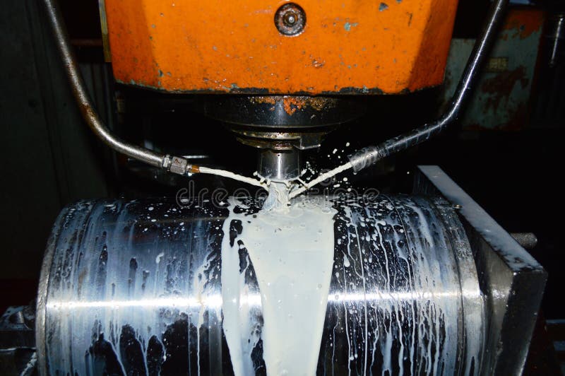 Elaborazione della manica della camicia del motore diesel sulle macchine di CNC fotografia stock libera da diritti
