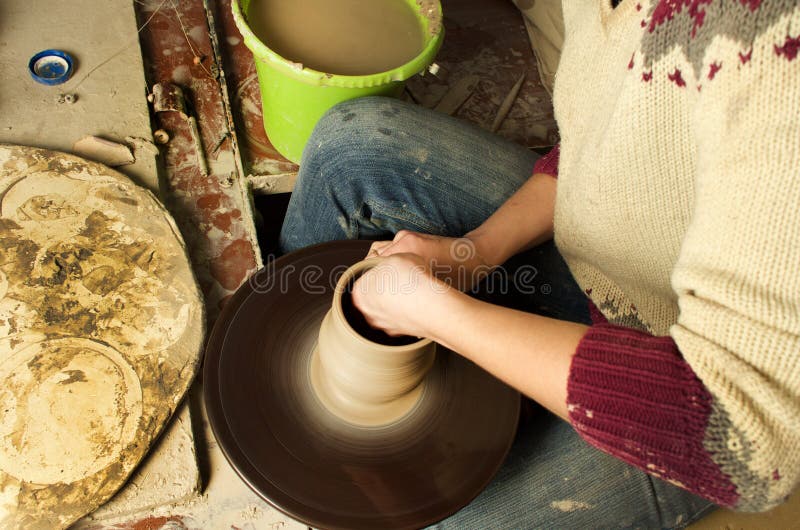 Elaborazione manuale degli oggetti ceramici secondo le vecchie ricette fotografia stock Elaborazione manuale degli oggetti ceramici secondo le vecchie ricette fotografia stock