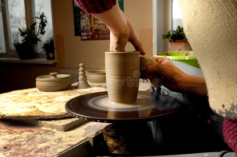 Elaborazione manuale degli oggetti ceramici secondo le vecchie ricette fotografia stock Elaborazione manuale degli oggetti ceramici secondo le vecchie ricette fotografia stock