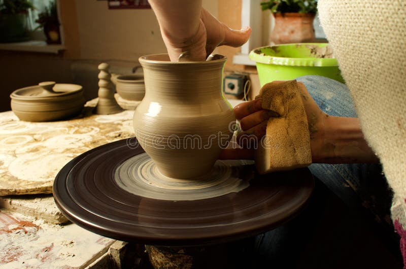 Elaborazione manuale degli oggetti ceramici secondo le vecchie ricette immagine stock Elaborazione manuale degli oggetti ceramici secondo le vecchie ricette immagine stock