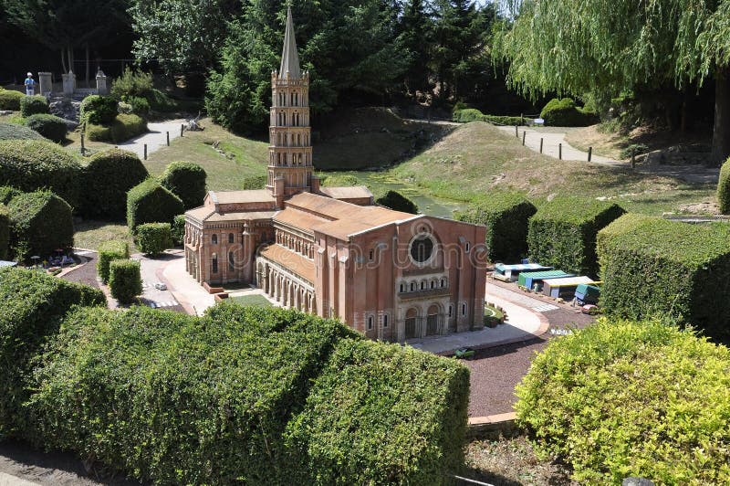 Elancourt F, el 16 de julio: Santo Sernin de Toulouse de Basilique en la reproducción miniatura del parque de los monumentos de F fotos de archivo Elancourt F, el 16 de julio: Santo Sernin de Toulouse de Basilique en la reproducción miniatura del parque de los monumentos de F fotos de archivo