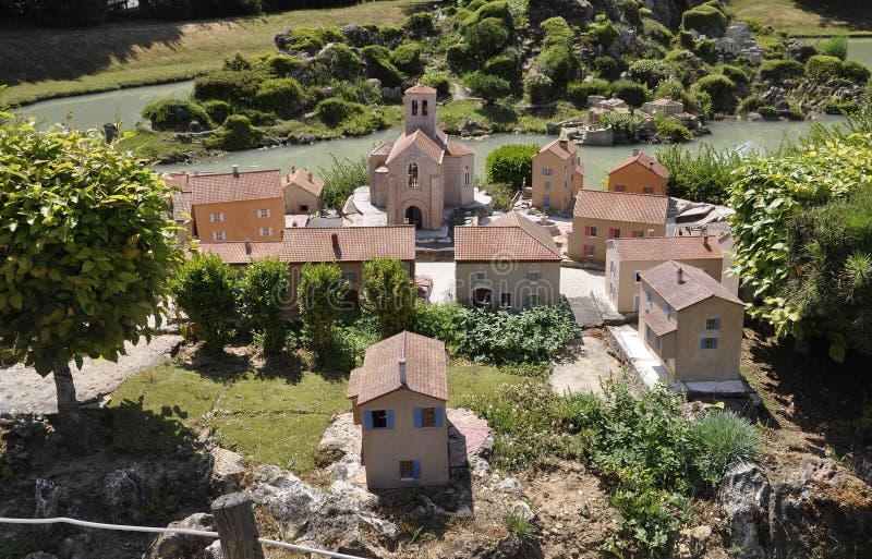 Elancourt F, il 16 luglio: Il villaggio de Provenza nella riproduzione miniatura dei monumenti parcheggia dalla Francia fotografia stock libera da diritti Elancourt F, il 16 luglio: Il villaggio de Provenza nella riproduzione miniatura dei monumenti parcheggia dalla Francia fotografia stock libera da diritti