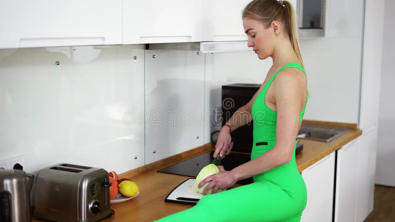 Elastyczna kobieta gotowanie w kuchni w sztuce sportowej