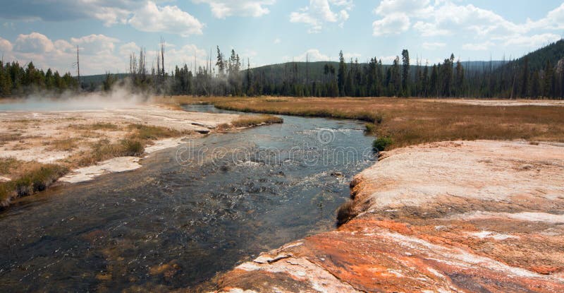 Żelazna wiosny zatoczka i faleza gejzer w Czarnym piaska gejzeru basenie w Yellowstone parku narodowym w Wyoming usa zdjęcia stock Żelazna wiosny zatoczka i faleza gejzer w Czarnym piaska gejzeru basenie w Yellowstone parku narodowym w Wyoming usa zdjęcia stock