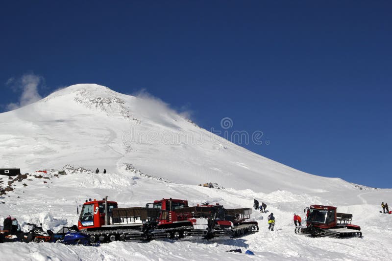 ELBRUS,俄罗斯- 2018年1月03日:山滑雪胜地Elbrus俄罗斯, snowcat 图库摄影 ELBRUS,俄罗斯- 2018年1月03日:山滑雪胜地Elbrus俄罗斯, snowcat 图库摄影