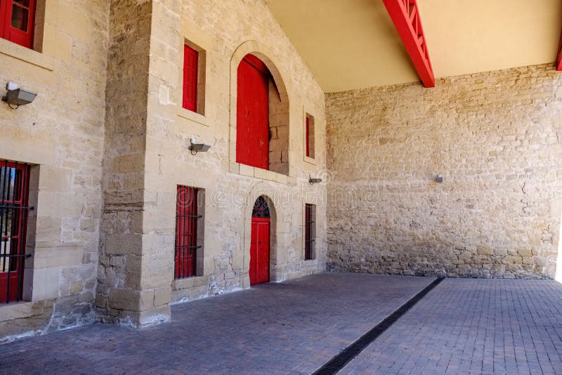 Elciego, lava do de Ã, Espanha 23 de abril de 2018: Entrada às adegas de pedra onde o Rioja Marqués envelhecido vinho de Risca fotos de stock Elciego, lava do de Ã, Espanha 23 de abril de 2018: Entrada às adegas de pedra onde o Rioja Marqués envelhecido vinho de Risca fotos de stock