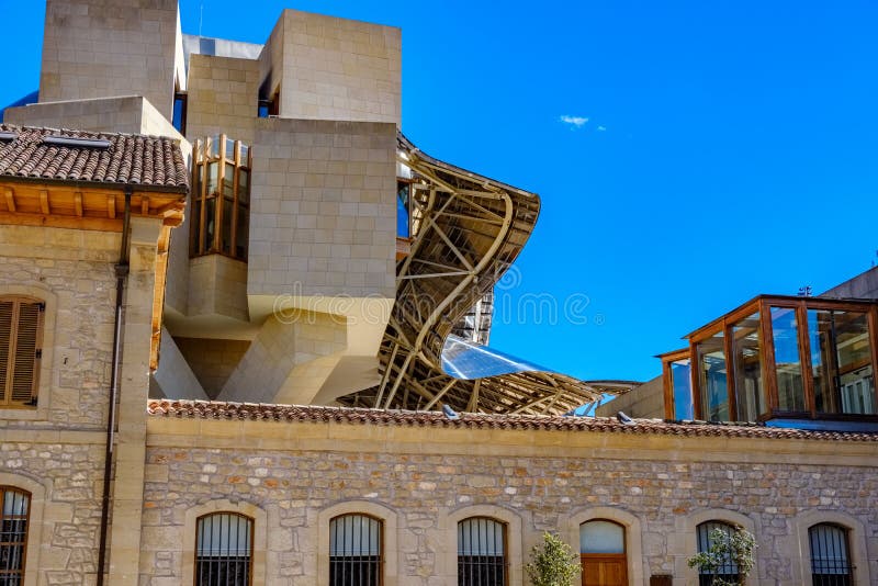Elciego, lave de de Ã, Espagne 23 avril 2018 : Le détail de la façade du bâtiment avec les structures en aluminium ondulées a c photographie stock Elciego, lave de de Ã, Espagne 23 avril 2018 : Le détail de la façade du bâtiment avec les structures en aluminium ondulées a c photographie stock