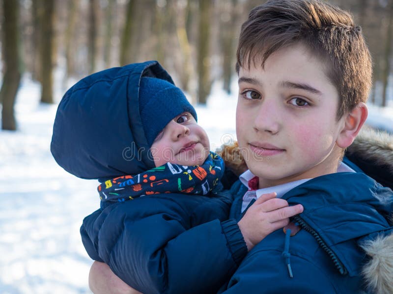 Elder brother or eldest. Старший и младший брат. Старший брат. Мальчик с младшим братом. Фотосессия старшего брата с младшим зимой.