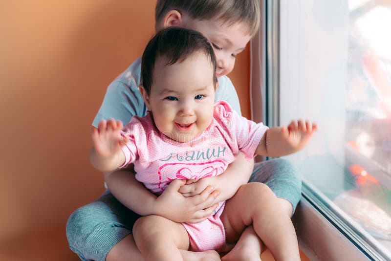 Фото мальчик с сестрёнкой грудной. Super Baby sister картинка.