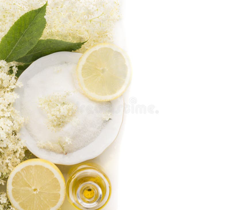 Elderflower sirap, ingredienser på vit bakgrund royaltyfri bild Elderflower sirap, ingredienser på vit bakgrund royaltyfri bild
