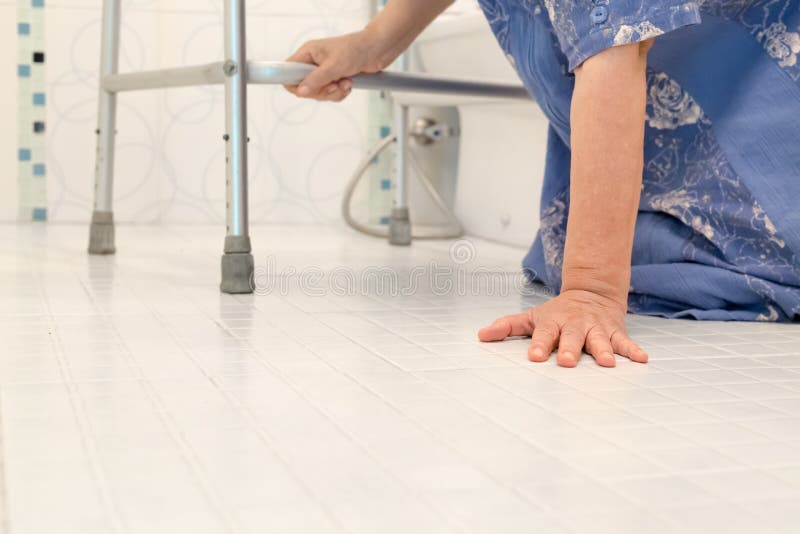 Más viejo descendente en el cuarto de bano porque resbaladizo superficies.