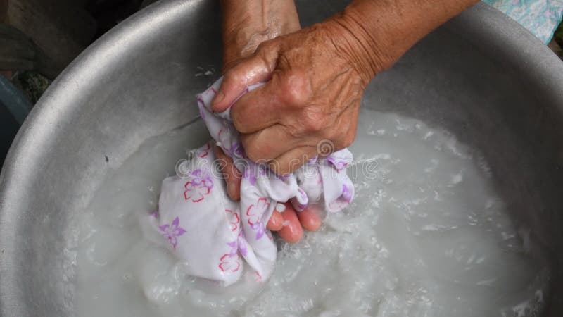 https://thumbs.dreamstime.com/b/elderly-female-hands-washing-clothes-old-metal-basin-obsolete-way-to-handwash-laundry-closeup-wrinkled-hands-crumpling-204836894.jpg