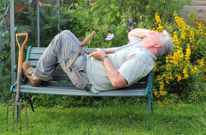 Is sleeping in the garden. Пенсионеры спят. Спящие старики. Сонный садовник.