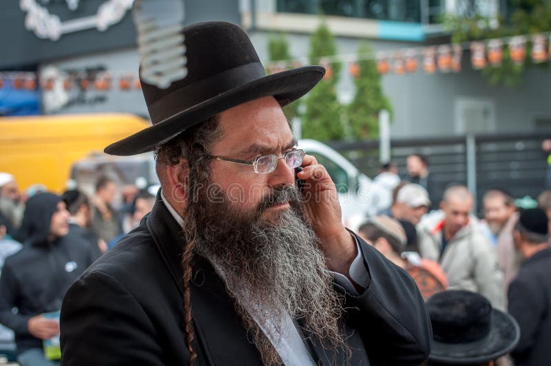 Tvunget Stuepige restaurant An Elderly Hasid in Traditional Jewish Hat Talking on the Phone Editorial  Stock Image - Image of ritual, judaism: 78875664