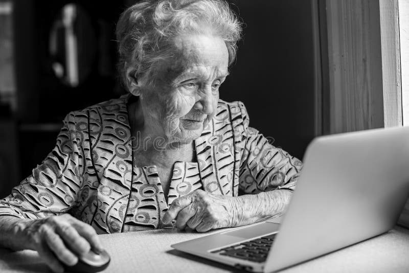 Elderly laptop woman стоковое изображение rf
