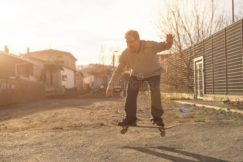 Más viejo hombre tiene sobre el de edad sobre el atardecer.