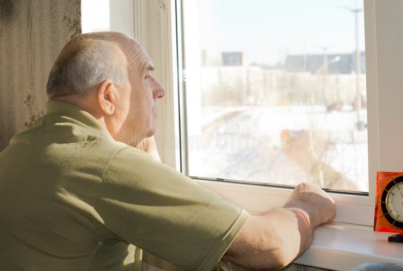 Enfermo más viejo que se está quedando calvo hombre fijado afuera de claro luz cómo él anhela su libertad.