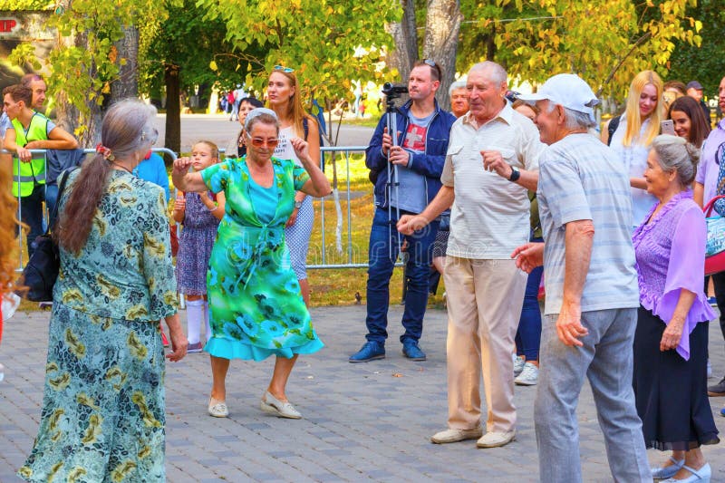 Old People Dancing - canvas-ly