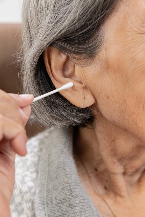 Più vecchio una donna è un pulizia orecchio cotone tampone.