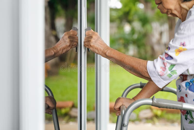 Da vicino più vecchio una donna chiave di partenza porta.