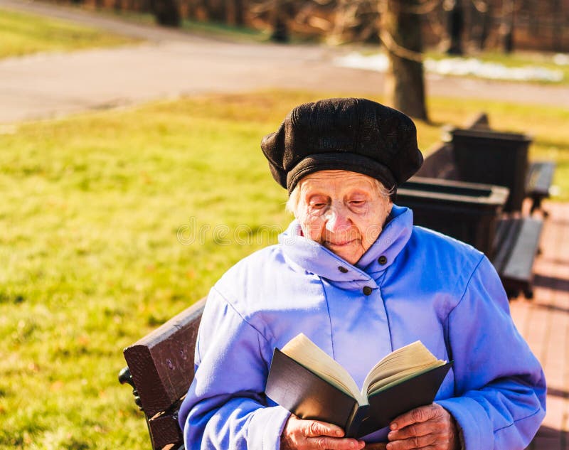 Рассказы про пожилую женщину. Пожилой человек с книгой. Пожилая женщина с книгой. Пожилая женщина читает. Чтение книг бабушка.