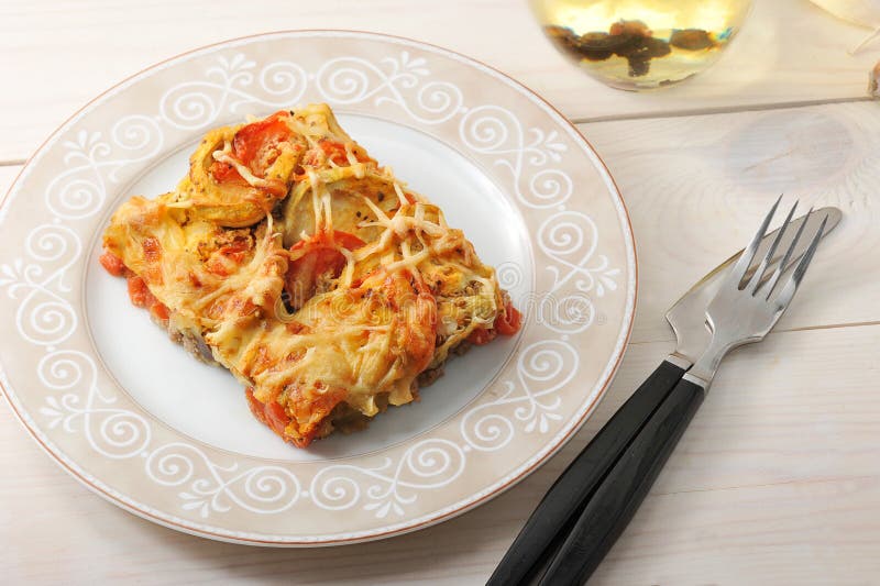 Eldfast form av zucchinin, tomater, aubergine med ost arkivbilder Eldfast form av zucchinin, tomater, aubergine med ost arkivbilder