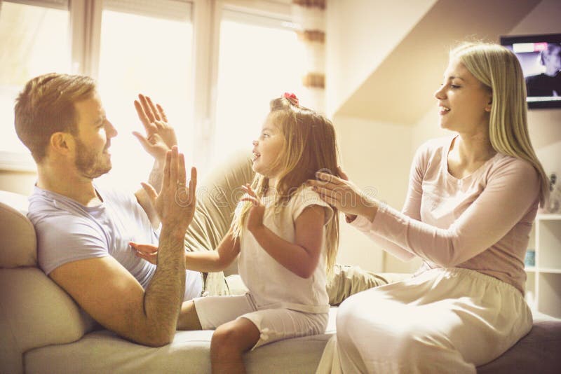 Ele tempo de ligação da família do ` s não sem um bocado do divertimento fotos de stock Ele tempo de ligação da família do ` s não sem um bocado do divertimento fotos de stock