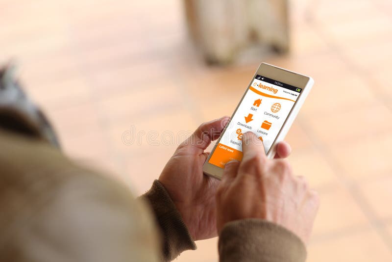 Elearning dello smartphone del giovane di Brown fotografie stock libere da diritti Elearning dello smartphone del giovane di Brown fotografie stock libere da diritti