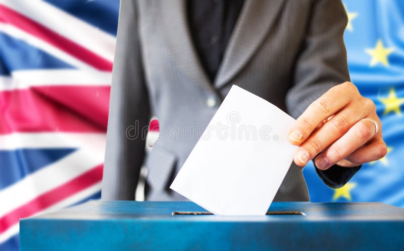Volby v Evropské unii. Ruka ženy dává svůj hlas do volební urny. EU vlajka Spojeného království v pozadí