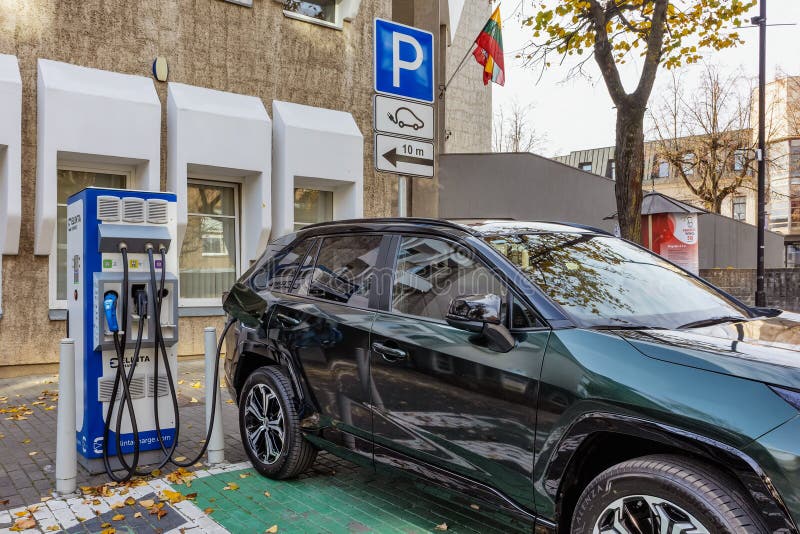 Electric car charging station with a charging car