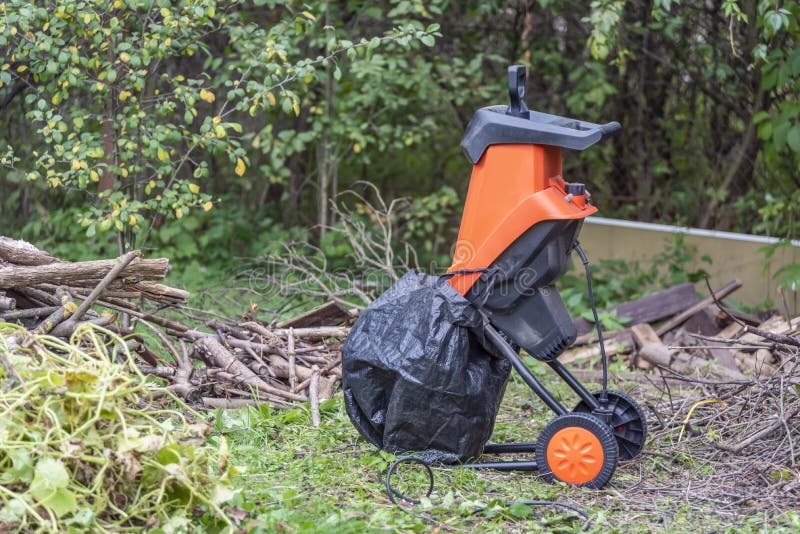 https://thumbs.dreamstime.com/b/electric-garden-shredder-branches-leaves-branch-leaf-shredder-garden-electric-mulch-tool-soil-fertilization-237087598.jpg