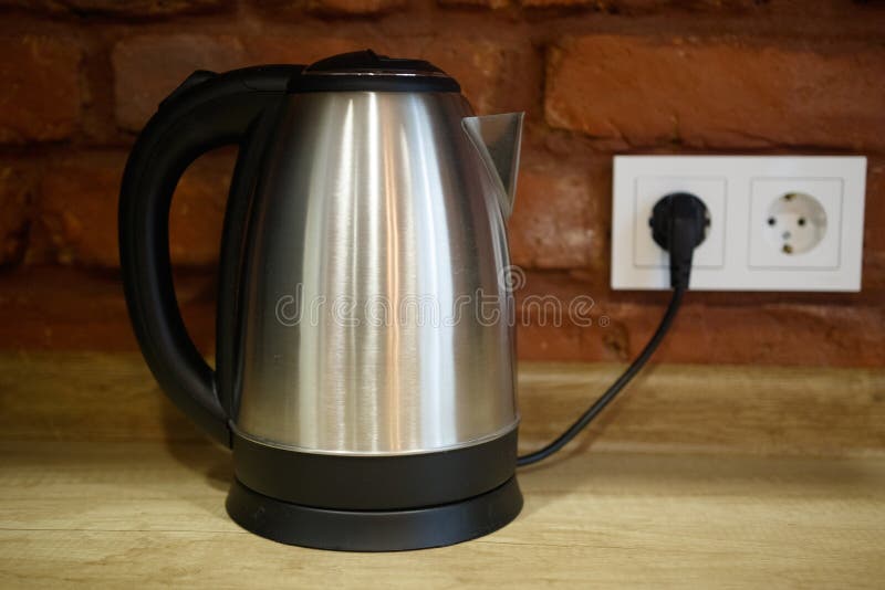 https://thumbs.dreamstime.com/b/electric-kettle-plugged-power-outlet-metal-side-view-176586219.jpg