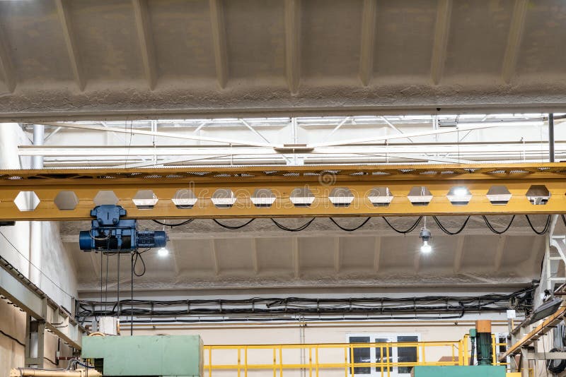 Electric Overhead Crane for Lifting and Transporting Goods in the