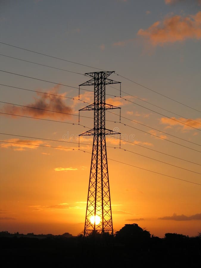 Elettrici Traliccio dietro un tramonto.