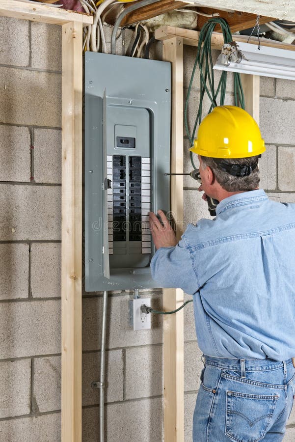 Un elettricista appaltatore o di costruzione, lavoratore lavoro sul lavoro.